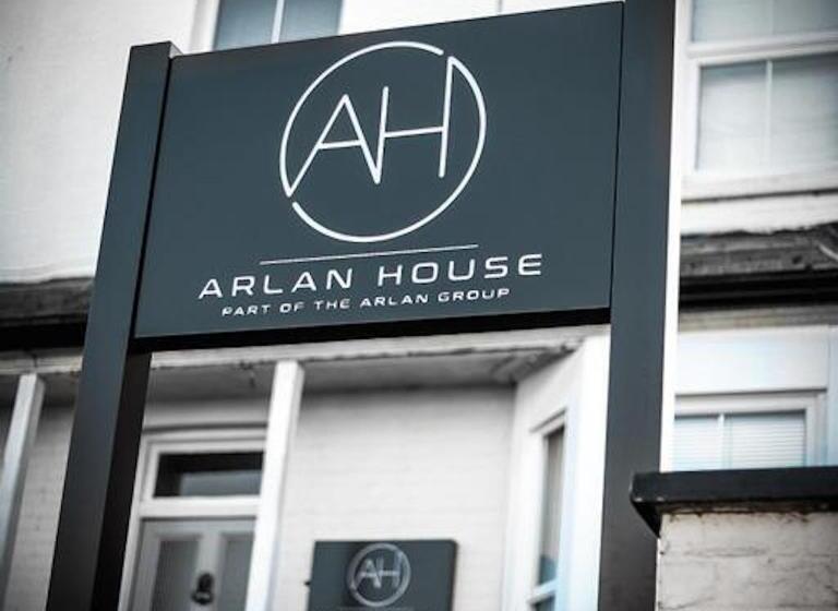 Полулюкс, Arlan House, Central Basingstoke