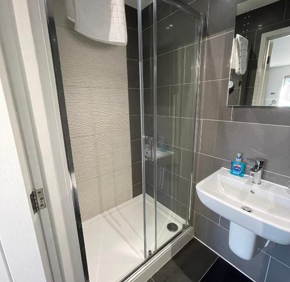 Полулюкс, Arlan House, Central Basingstoke