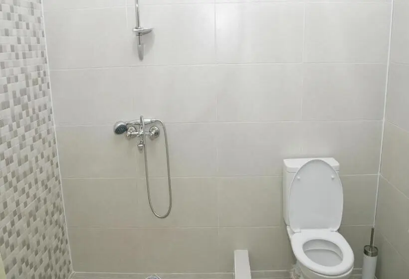 اتاق استاندارد سه تخته با بالکن, Two Towers Guest House