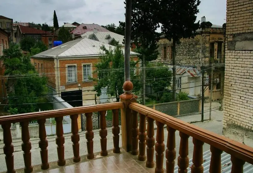اتاق استاندارد سه تخته با بالکن, Two Towers Guest House