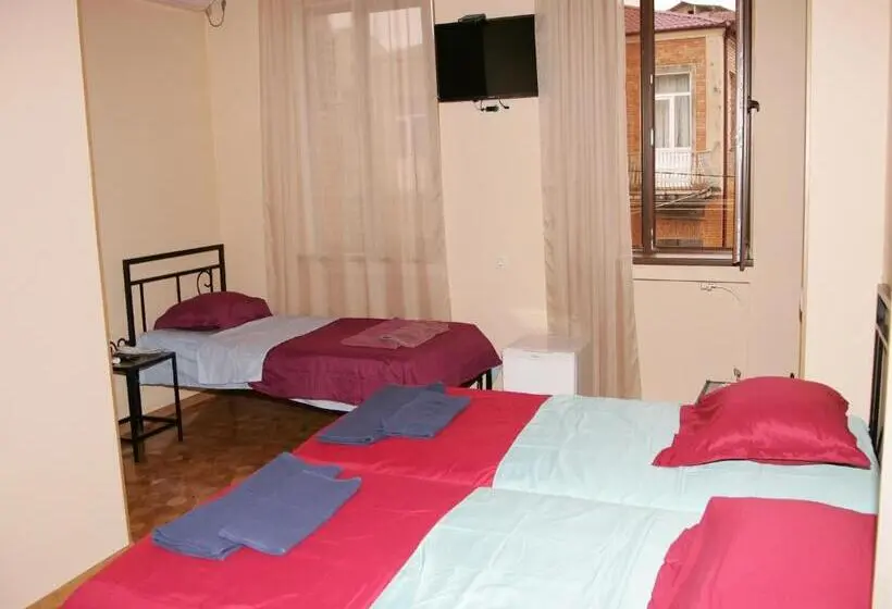 اتاق استاندارد سه تخته با بالکن, Two Towers Guest House