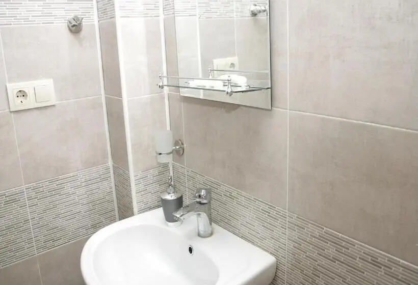 اتاق استاندارد چهارنفره با چشم‌انداز باغ, Two Towers Guest House