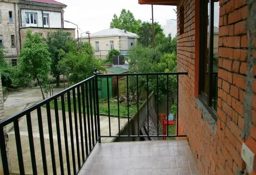 اتاق استاندارد چهارنفره با چشم‌انداز باغ, Two Towers Guest House