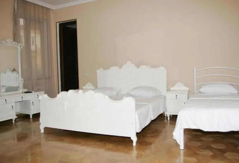 اتاق استاندارد چهارنفره با چشم‌انداز باغ, Two Towers Guest House