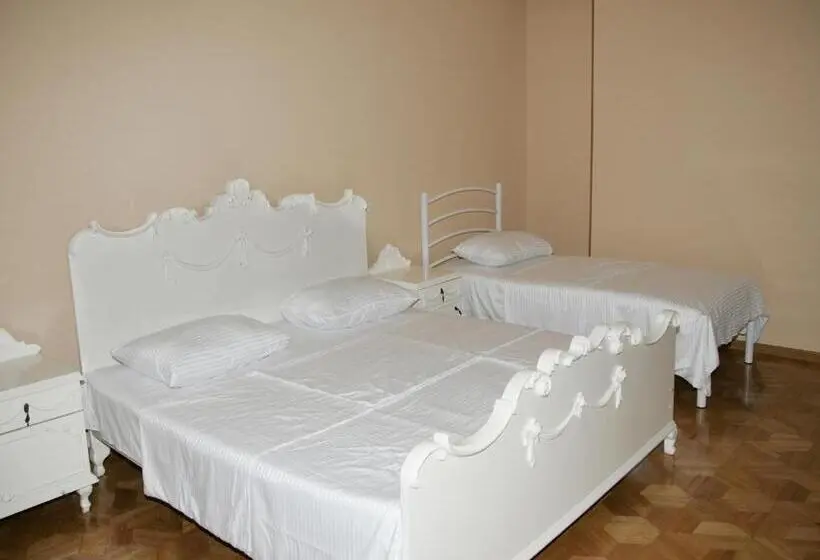 اتاق استاندارد چهارنفره با چشم‌انداز باغ, Two Towers Guest House
