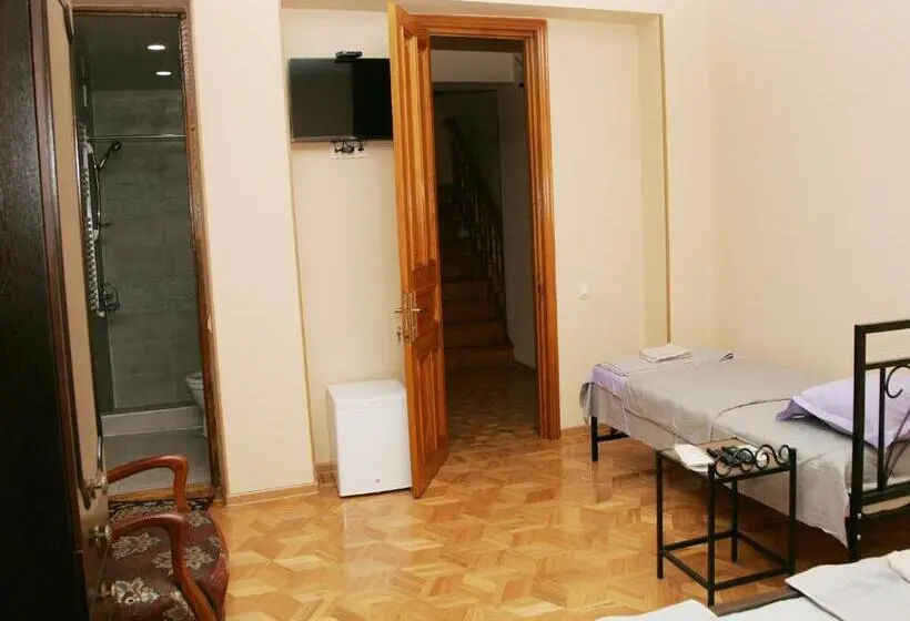 اتاق استاندارد سه نفره, Two Towers Guest House