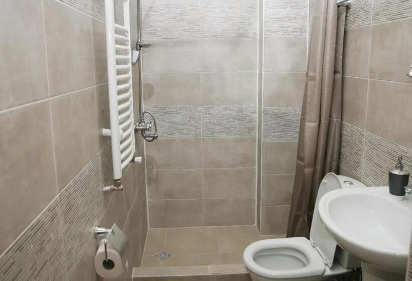 اتاق استاندارد سه نفره, Two Towers Guest House