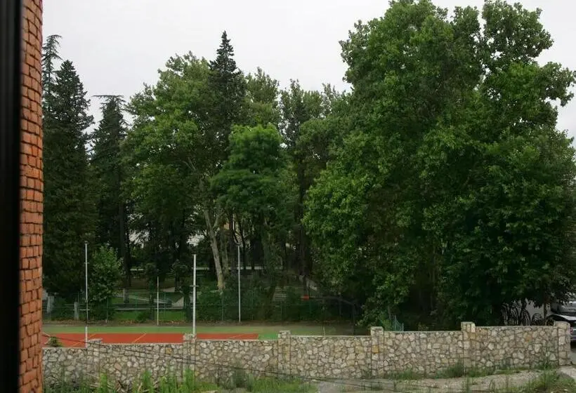 اتاق استاندارد سه نفره, Two Towers Guest House