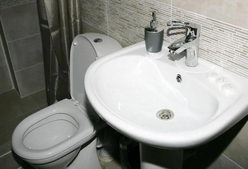 اتاق استاندارد سه نفره, Two Towers Guest House