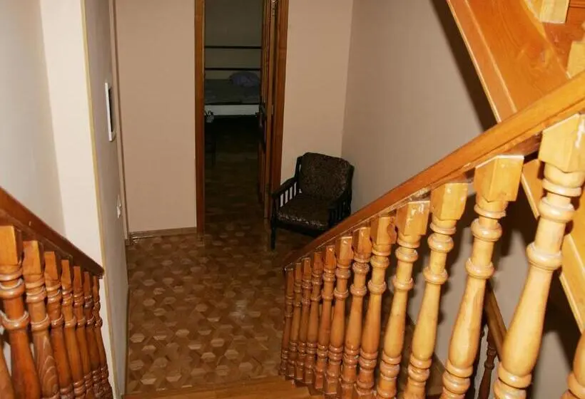 اتاق استاندارد سه نفره, Two Towers Guest House