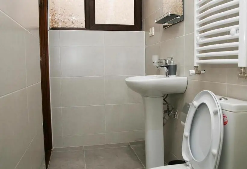 اتاق لوکس سه تخته, Two Towers Guest House