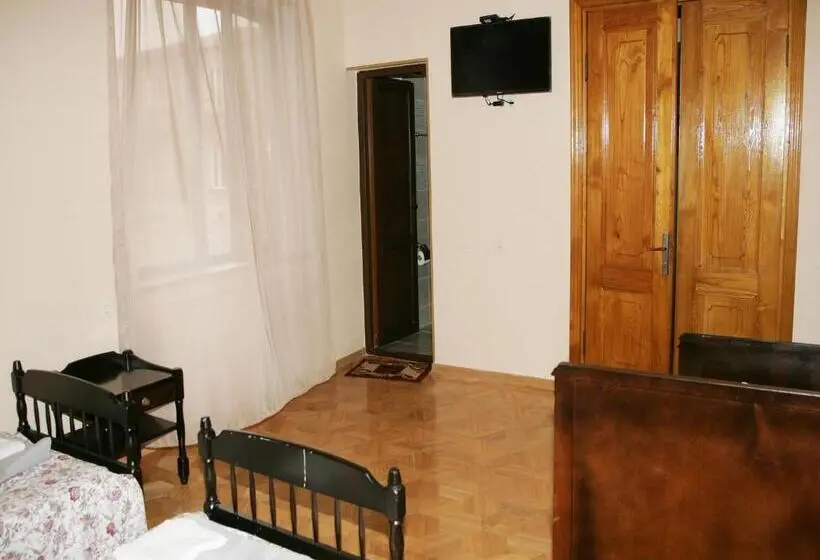 اتاق لوکس سه تخته, Two Towers Guest House