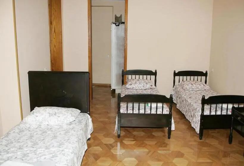 اتاق لوکس سه تخته, Two Towers Guest House