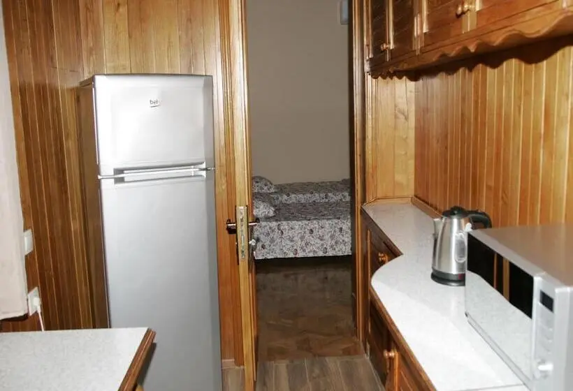 اتاق لوکس سه تخته, Two Towers Guest House