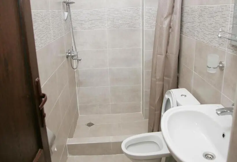 اتاق لوکس سه تخته, Two Towers Guest House