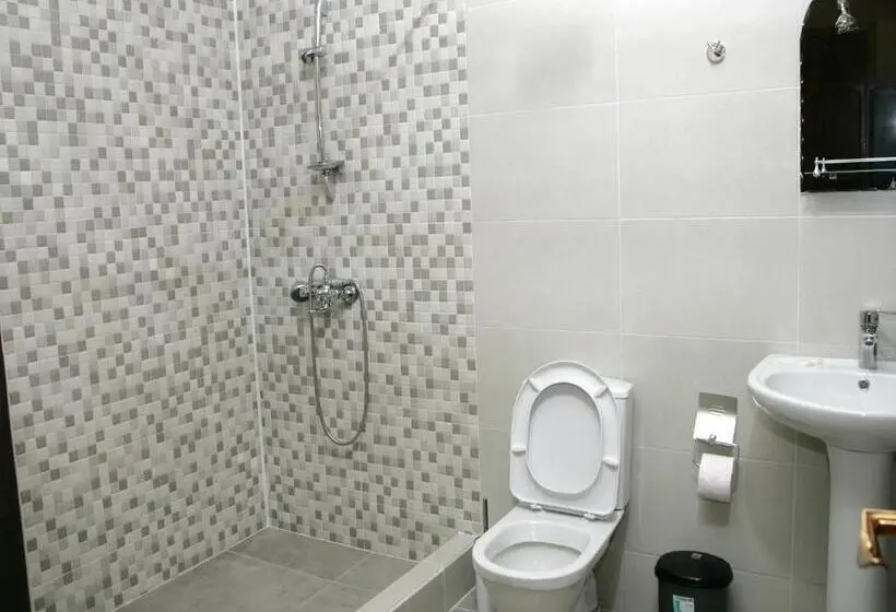 اتاق لوکس, Two Towers Guest House