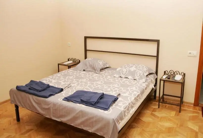 اتاق لوکس, Two Towers Guest House