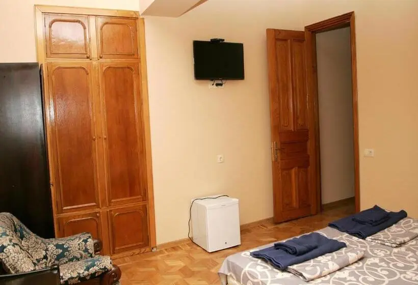 اتاق لوکس, Two Towers Guest House