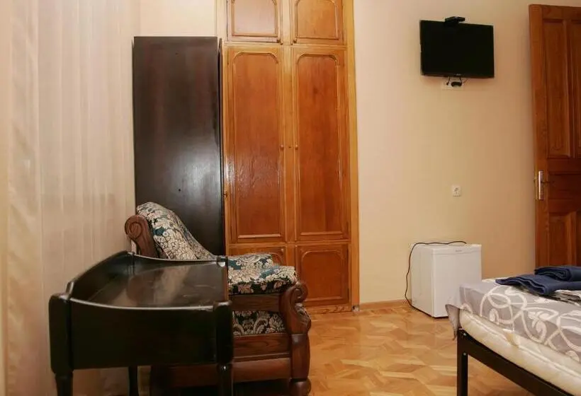 اتاق لوکس, Two Towers Guest House