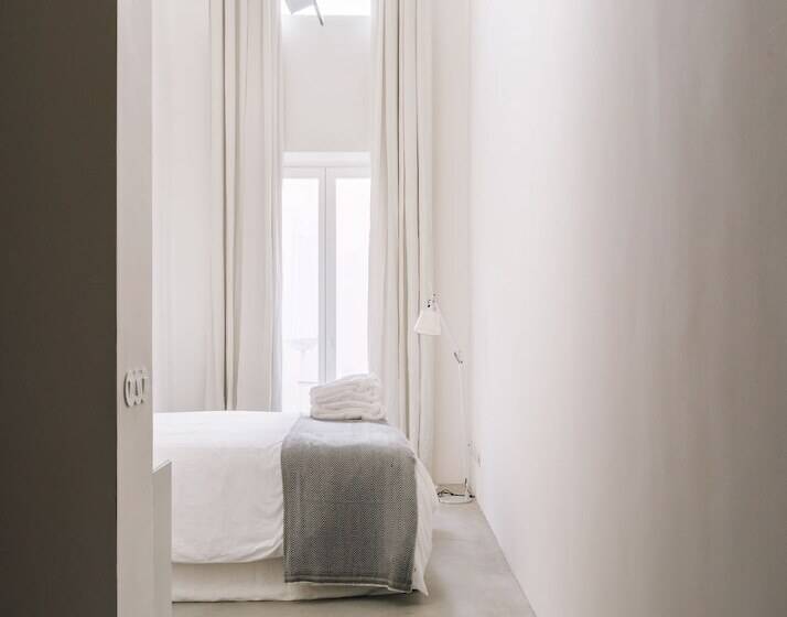 דירת שני חדרים, Travassos 11