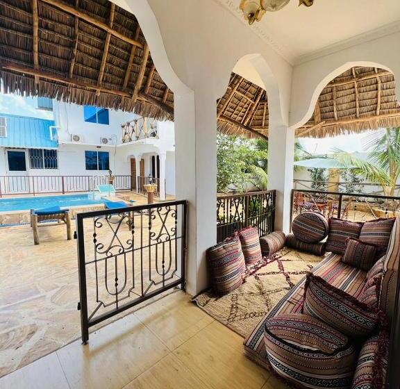 اتاق لوکس با تخت بزرگ, Boshowa Villas