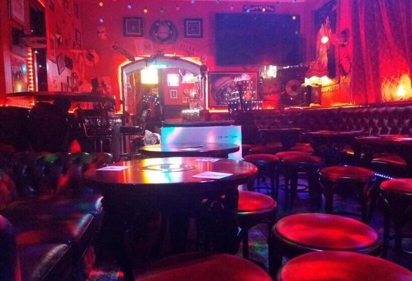 Стандартный Номер Кровать Кинг, Cadillac Kustomz Hotel   Breakfast Included