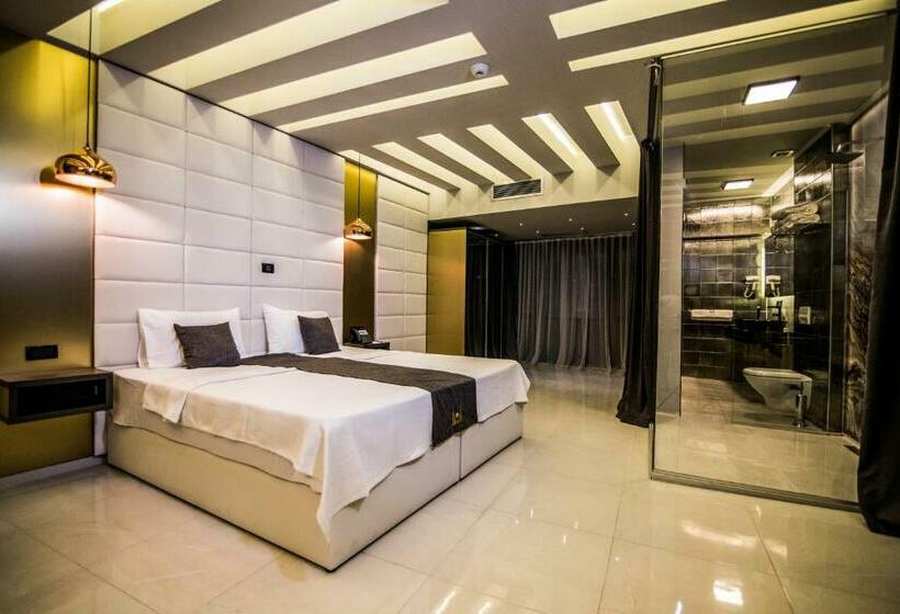 سوییت لوکس, International Palace