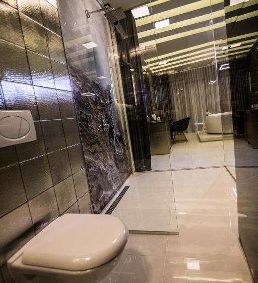 سوییت لوکس, International Palace