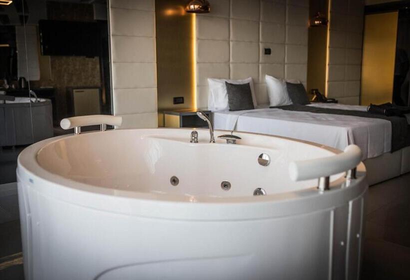 سوییت لوکس, International Palace