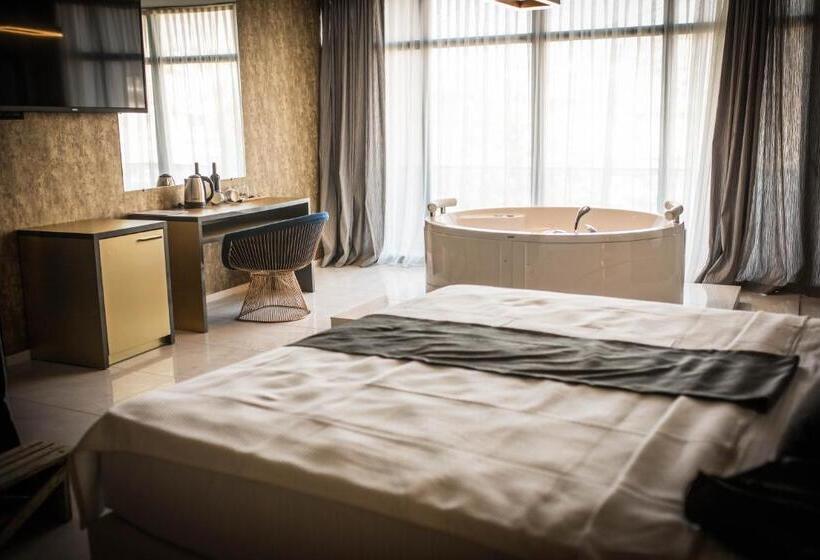 سوییت لوکس, International Palace