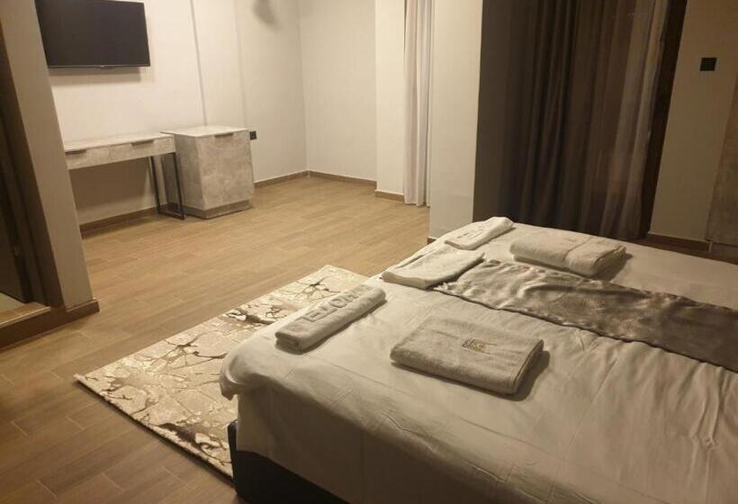 سوییت جونیور لوکس, International Palace