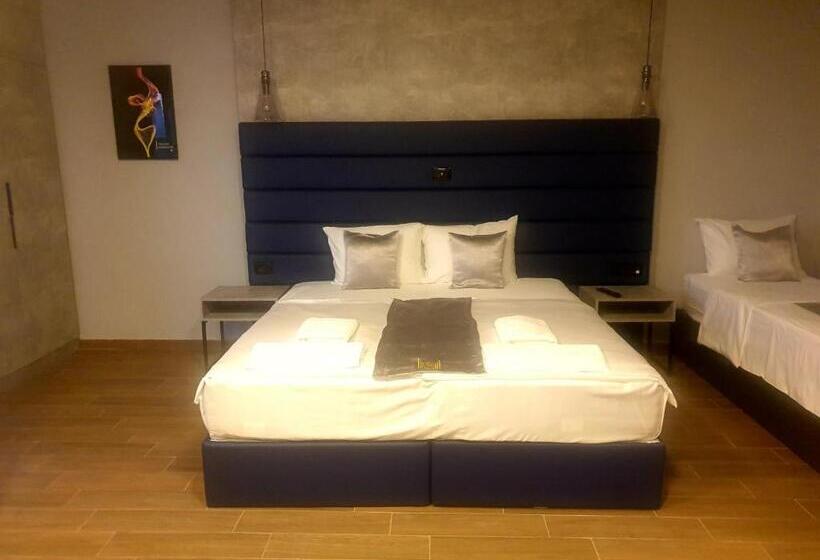 اتاق راحتی سه تخته, International Palace