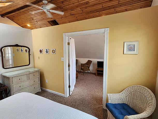 带大床的复式套间, 2310 Central Avenue