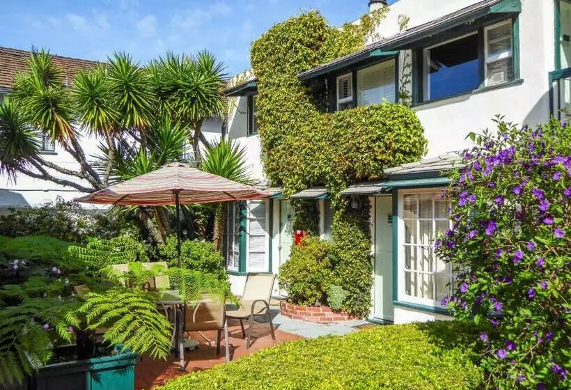 اتاق استاندارد, Carmel Fireplace Inn