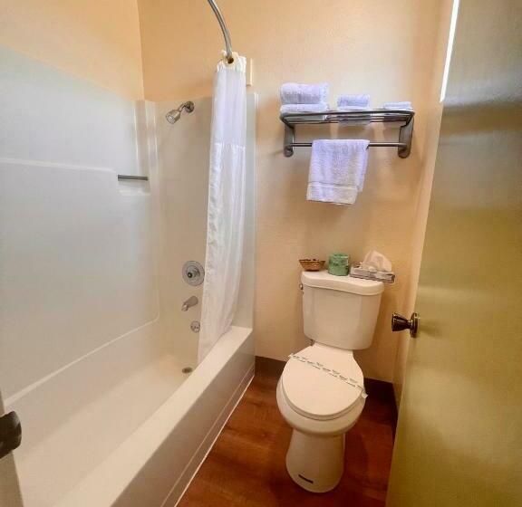 キングサイズベッドのスタンダードルーム, Regency Inn Lakeport