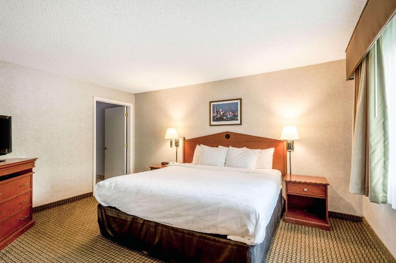 מיטת קינג בסוויטה, Surestay Hotel By Best Western Seatac Airport North