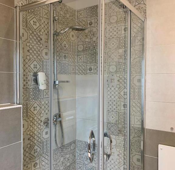 标准三人间, Naranja