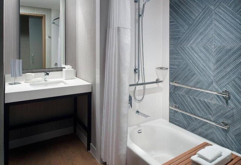 اتاق استاندارد با تخت بزرگ برای معلولان, Lexington Marriott City Center