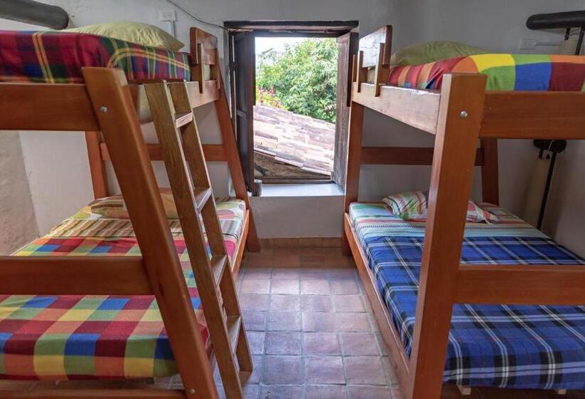 سرير فى غرفة مشتركه, El Refugio Hostel Curití