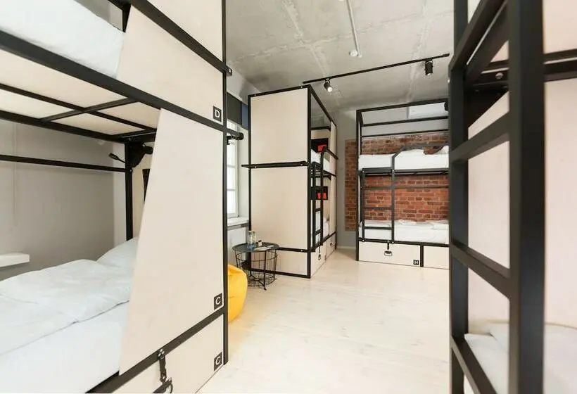 ルームシェアのワンベッド, Hostel Urban