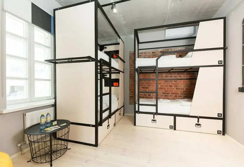 ルームシェアのワンベッド, Hostel Urban