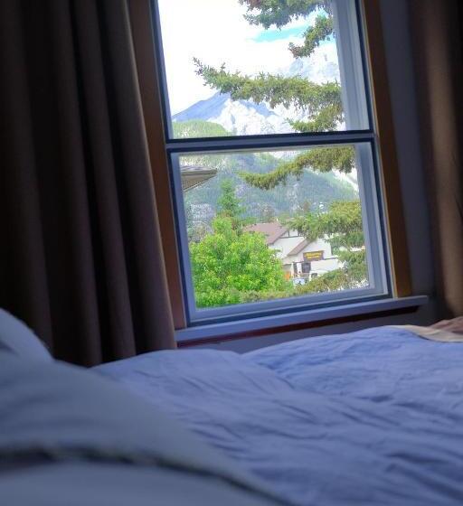 家庭间, Riverfront Estate Bed&breakfast Banff