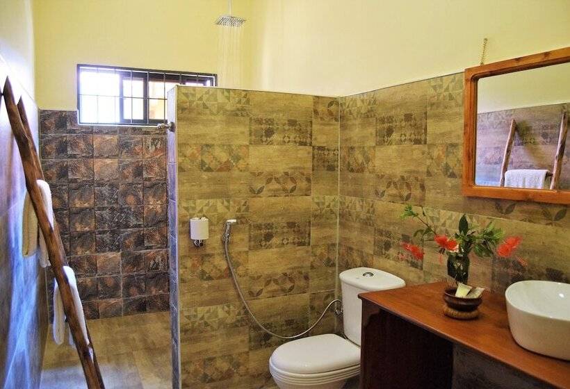 اتاق خانوادگی, Chanya Lodge