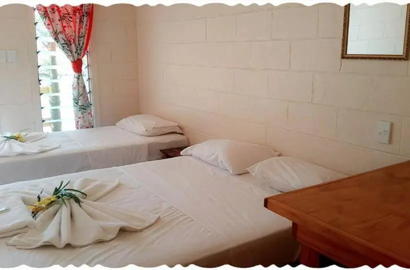 اتاق استاندارد سه تخته با سرویس بهداشتی مشترک, Transit Motel