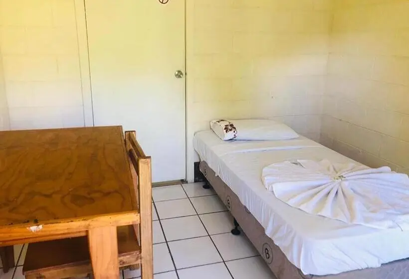 اتاق استاندارد سه تخته با سرویس بهداشتی مشترک, Transit Motel