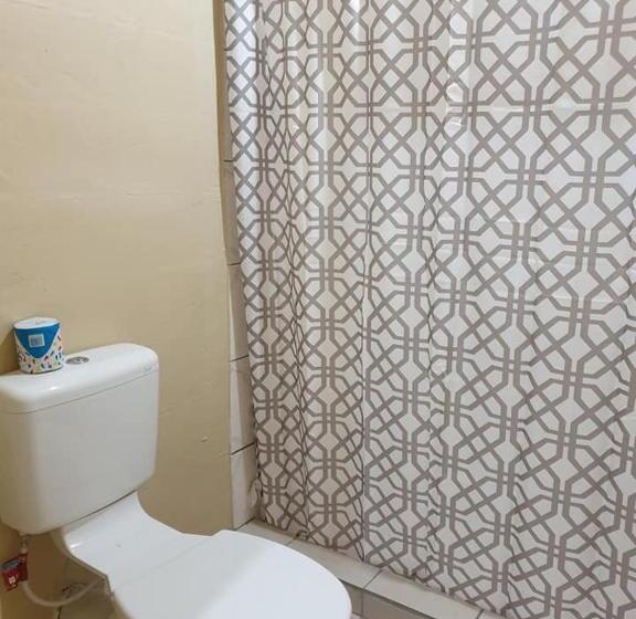 Habitació Triple Estàndard, Transit Motel