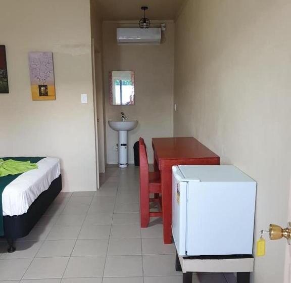 Habitació Triple Estàndard, Transit Motel