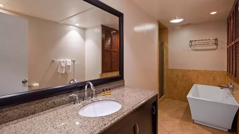 سوئیت با تخت بزرگ, Best Western Plus Coastline Inn