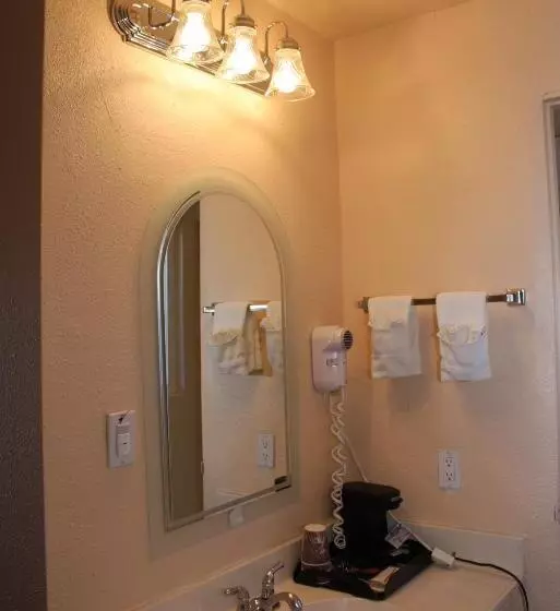 キングサイズベッドのスタンダードルーム, Budget Inn