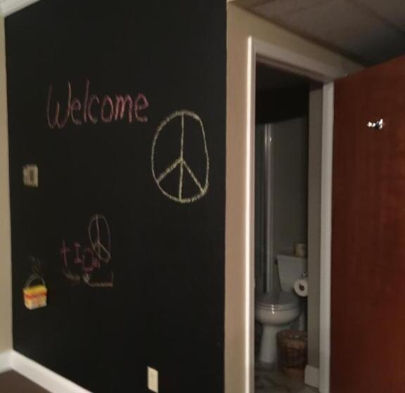 غرفة عائلية, Colts Neck Inn